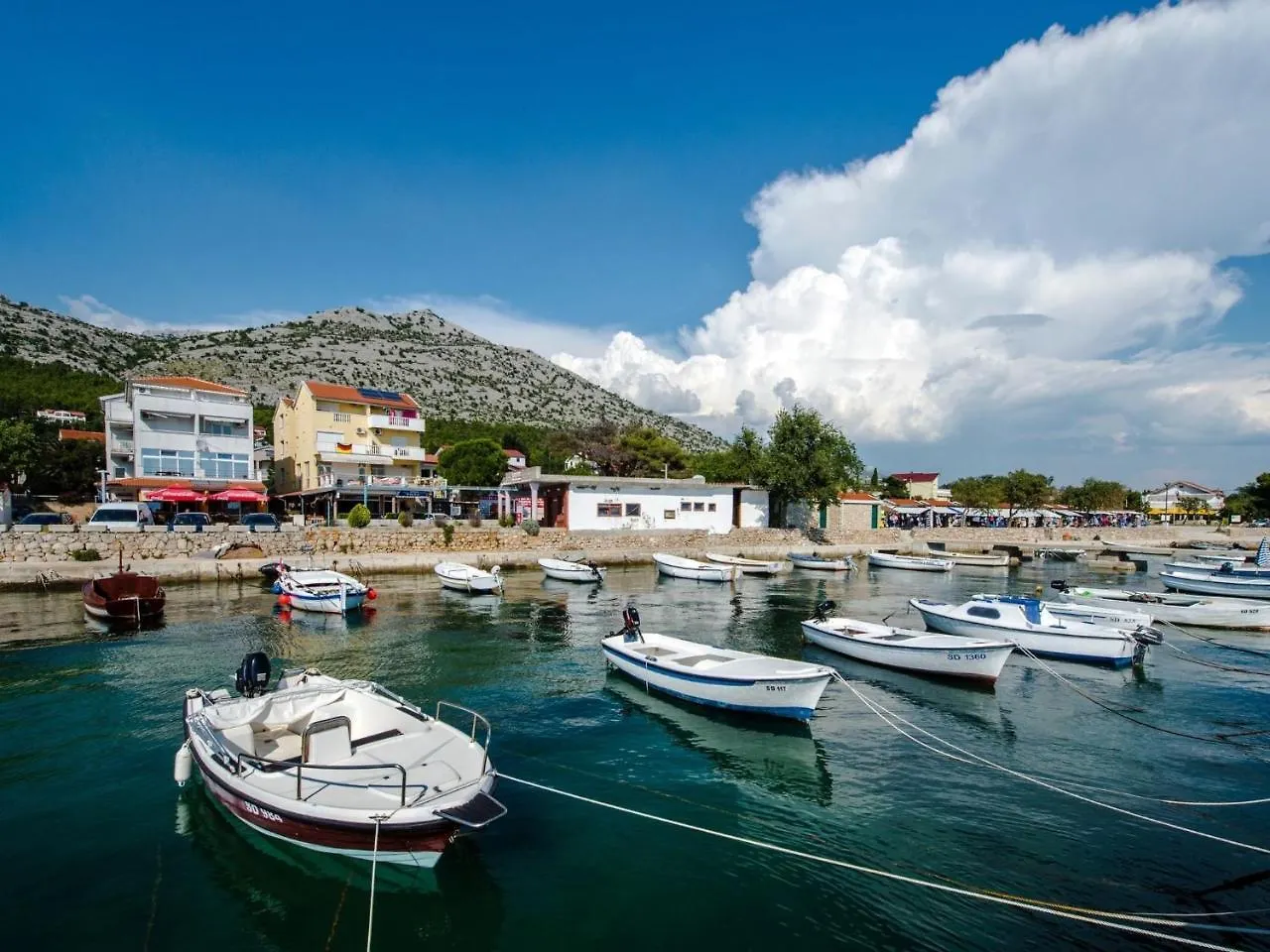 Simplistic Apartment In Starigrad Near Sea